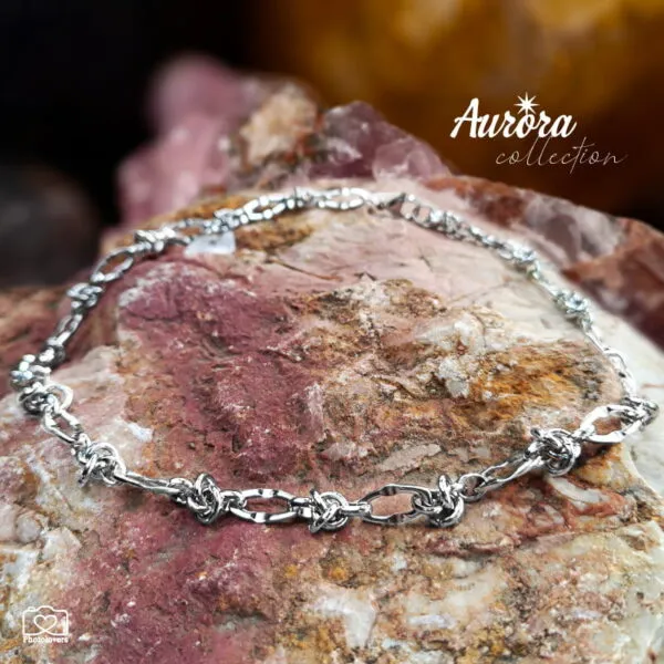 Η Ovia Necklace Chain δεν είναι απλά μια αλυσίδα — είναι attitude. Ένα κόσμημα που φωνάζει δυναμισμό, ελευθερία και rock χαρακτήρα. Με chunky οβάλ κρικάκια 7mm από ανοξείδωτο ατσάλι, δίνει αμέσως ένταση σε κάθε outfit, από total black μέχρι basic t-shirt & jeans. Το γυαλιστερό ασημί της φινίρισμα αντανακλά το φως και τραβάει τα βλέμματα, ενώ το στιβαρό της βάρος σου δίνει την αίσθηση ότι φοράς κάτι “δυνατό”, όχι απλά όμορφο. Είναι η αλυσίδα που θα φοράς όλη μέρα – και όλη νύχτα – χωρίς να τη βγάζεις. Φοριέται μόνη της για bold, statement look ή σε layering με πιο λεπτές αλυσίδες για rock glam vibe Δεν μαυρίζει, δεν ξεθωριάζει, δεν φοβάται το νερό ή τον ιδρώτα. Είναι φτιαγμένη για να αντέχει — όπως κι εσύ. Χαρακτηριστικά Υλικό: Ανοξείδωτο ατσάλι Σχέδιο: Οβάλ chunky κρικάκια Πλάτος κρίκου: 7mm Μήκος: 42cm + 5cm προέκταση Κούμπωμα ασφαλείας Υποαλλεργική Ανθεκτική στο νερό – δεν μαυρίζει Ovia – για όσες δεν ακολουθούν το στυλ… το δημιουργούν.