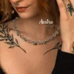 Η Ovia Necklace Chain δεν είναι απλά μια αλυσίδα — είναι attitude. Ένα κόσμημα που φωνάζει δυναμισμό, ελευθερία και rock χαρακτήρα. Με chunky οβάλ κρικάκια 7mm από ανοξείδωτο ατσάλι, δίνει αμέσως ένταση σε κάθε outfit, από total black μέχρι basic t-shirt & jeans. Το γυαλιστερό ασημί της φινίρισμα αντανακλά το φως και τραβάει τα βλέμματα, ενώ το στιβαρό της βάρος σου δίνει την αίσθηση ότι φοράς κάτι “δυνατό”, όχι απλά όμορφο. Είναι η αλυσίδα που θα φοράς όλη μέρα – και όλη νύχτα – χωρίς να τη βγάζεις. Φοριέται μόνη της για bold, statement look ή σε layering με πιο λεπτές αλυσίδες για rock glam vibe Δεν μαυρίζει, δεν ξεθωριάζει, δεν φοβάται το νερό ή τον ιδρώτα. Είναι φτιαγμένη για να αντέχει — όπως κι εσύ. Χαρακτηριστικά Υλικό: Ανοξείδωτο ατσάλι Σχέδιο: Οβάλ chunky κρικάκια Πλάτος κρίκου: 7mm Μήκος: 42cm + 5cm προέκταση Κούμπωμα ασφαλείας Υποαλλεργική Ανθεκτική στο νερό – δεν μαυρίζει Ovia – για όσες δεν ακολουθούν το στυλ… το δημιουργούν.