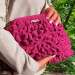 Χειροποίητη τσάντα χειρός Puffy Bag με επένδυση, πλεκτή, μοντέρνα φούξια, διαστάσεις 25x30 εκ., ιδανική για καθημερινή χρήση.