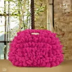 Χειροποίητη τσάντα χειρός Puffy Bag με επένδυση, πλεκτή, μοντέρνα φούξια, διαστάσεις 25x30 εκ., ιδανική για καθημερινή χρήση.