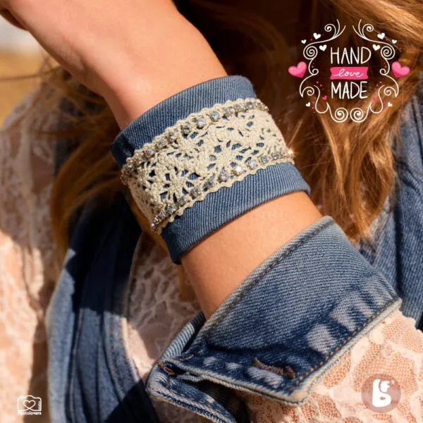 Denim Elegance Bracelet – χειροποίητο βραχιόλι από τζιν και δαντέλα με στρας, boho γυναικείο αξεσουάρ σε vintage αισθητική.