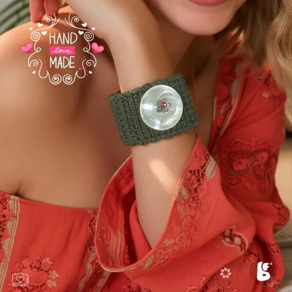 Χειροποίητο πλεκτό βραχιόλι Rustic Knit Bracelet σε λαδί απόχρωση, με φαρδιά πλέξη και μεγάλο διακοσμητικό κουμπί σε περλέ χρώμα. Φοριέται στον καρπό και συνδυάζει rustic αισθητική με κομψές vintage λεπτομέρειες.