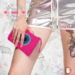 Χειροποίητο πλεκτό mini wallet σε φούξια χρώμα με εντυπωσιακό σχέδιο ματιού, συνδυασμένο με μοντέρνο και νεανικό στυλ.