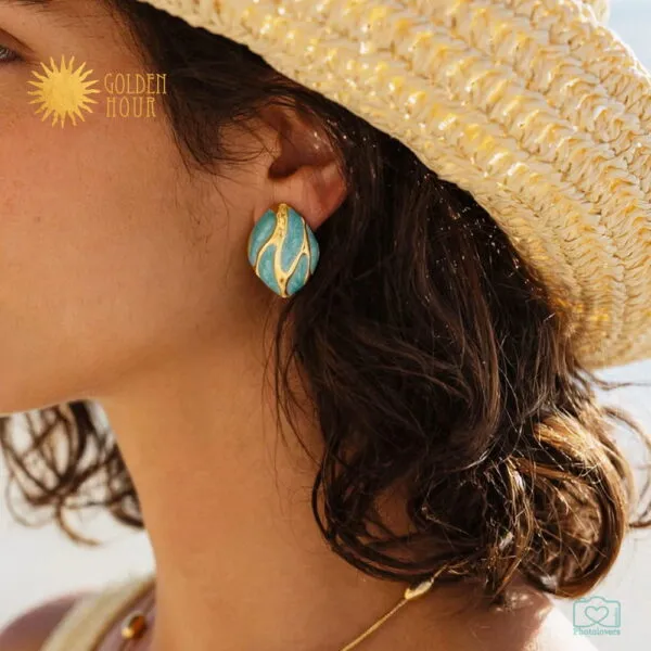 Χρυσά ατσάλινα σκουλαρίκια Aqua Luxe Earrings με τετράγωνο οργανικό σχέδιο και γαλακτερό τυρκουάζ σμάλτο 21mm, μοντέρνα καρφωτά statement σκουλαρίκια.