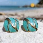 Χρυσά ατσάλινα σκουλαρίκια Aqua Luxe Earrings με τετράγωνο οργανικό σχέδιο και γαλακτερό τυρκουάζ σμάλτο 21mm, μοντέρνα καρφωτά statement σκουλαρίκια.
