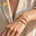 Γεωμετρικό ατσάλινο βραχιόλι χειροπέδα σε χρυσό χρώμα με μίνιμαλ σχεδιασμό 17mm.