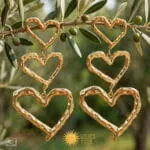 Golden Hearts Earrings – ατσάλινα χρυσά σκουλαρίκια καρφωτά με κρεμαστές σφυρήλατες καρδιές