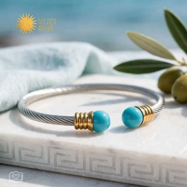 Olympia Bracelet, ατσάλινο χρυσό βραχιόλι με στριφτό ατσαλόσυρμα 4mm και τιρκουάζ μπίλιες 10mm.
