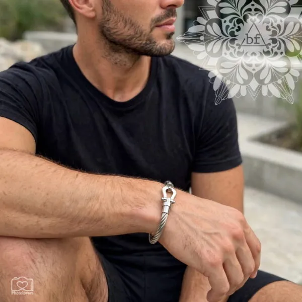 Χρυσό ατσάλινο βραχιόλι χειροπέδα Spartan Cuff Bracelet με στριφτό σχέδιο και λεπτομέρεια σε σχήμα πετάλου, unisex, minimal και 100% αδιάβροχο.