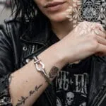 Χρυσό ατσάλινο βραχιόλι χειροπέδα Spartan Cuff Bracelet με στριφτό σχέδιο και λεπτομέρεια σε σχήμα πετάλου, unisex, minimal και 100% αδιάβροχο.
