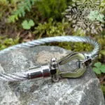 Χρυσό ατσάλινο βραχιόλι χειροπέδα Spartan Cuff Bracelet με στριφτό σχέδιο και λεπτομέρεια σε σχήμα πετάλου, unisex, minimal και 100% αδιάβροχο.