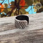 Ασημένιο Tribe Ear Cuff από ασήμι 925 με οξυντέ φινίρισμα 5mm, διακριτικό ethnic κόσμημα που φοριέται χωρίς τρύπημα στο αυτί.