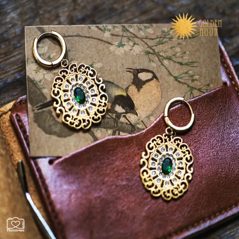Χρυσά ατσάλινα σκουλαρίκια Vintage Charm με φιλιγκρί σχέδιο και πράσινες πέτρες