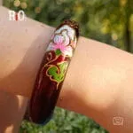 Amazonia Burgundy Bloom χειροποίητο ξύλινο βραχιόλι σε μπορντό χρώμα με ζωγραφισμένα λουλούδια