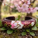Amazonia Burgundy Bloom χειροποίητο ξύλινο βραχιόλι σε μπορντό χρώμα με ζωγραφισμένα λουλούδια
