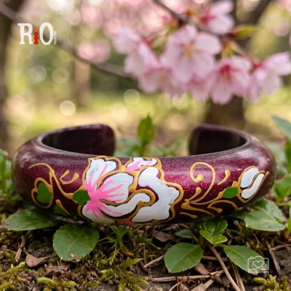 Amazonia Burgundy Bloom χειροποίητο ξύλινο βραχιόλι σε μπορντό χρώμα με ζωγραφισμένα λουλούδια