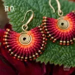 Amazonia Crimson Spiral Earrings χειροποίητα μακραμέ σκουλαρίκια σε κόκκινο και πορτοκαλί με μπρούτζινη σπείρα