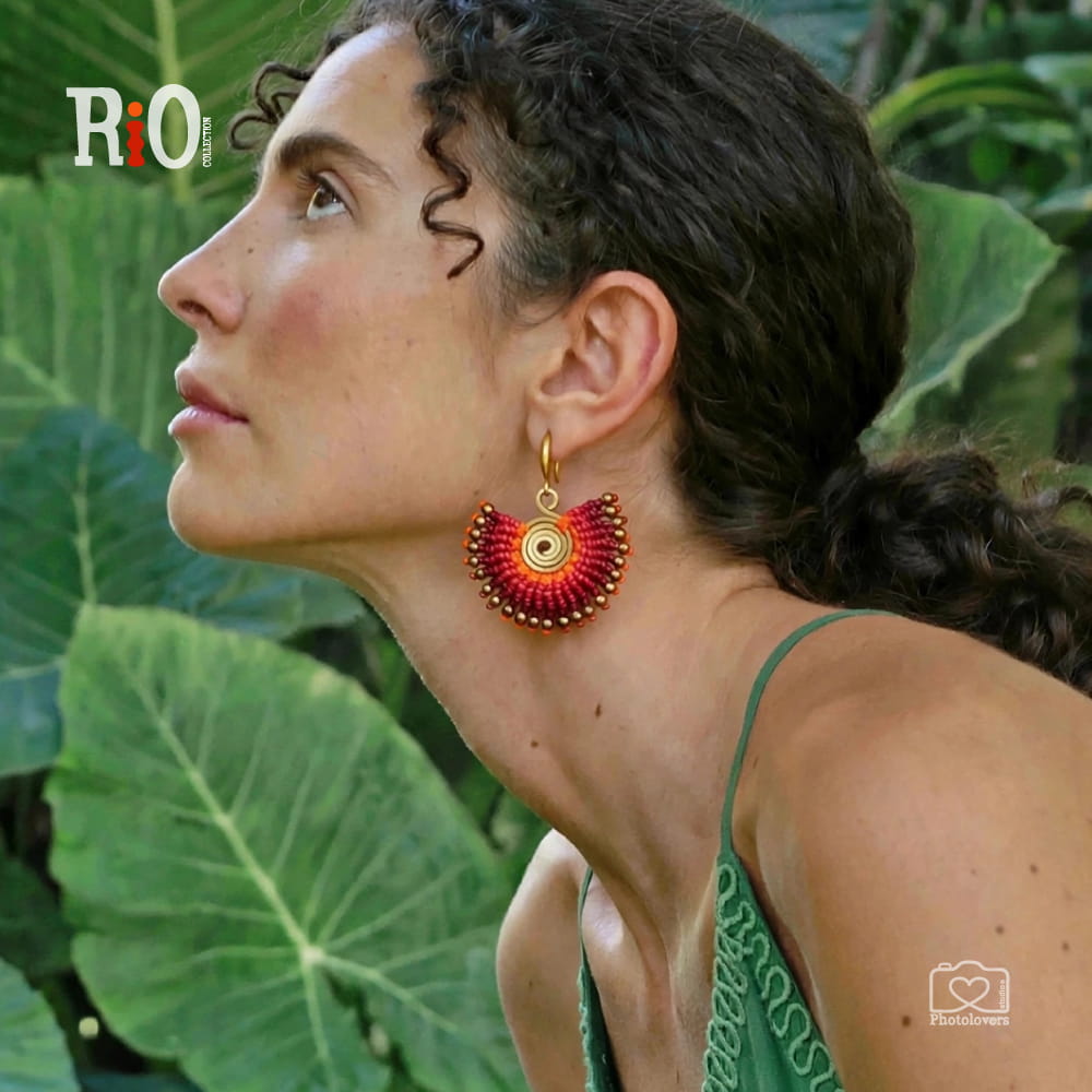 Amazonia Crimson Spiral Earrings – Χειροποίητα Μακραμέ Σκουλαρίκια Amazonia Crimson Spiral Earrings χειροποίητα μακραμέ σκουλαρίκια σε κόκκινο και πορτοκαλί με μπρούτζινη σπείρα