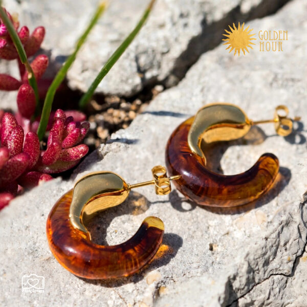 Caramel Moon Earrings ατσάλινα σκουλαρίκια με ακρυλικό κεχριμπάρι