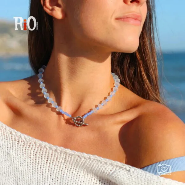 Icy Blue Necklace ethnic κολιέ με λευκές και σιέλ γυάλινες χάντρες και ασημί toggle κούμπωμα