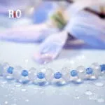 Icy Blue Necklace ethnic κολιέ με λευκές και σιέλ γυάλινες χάντρες και ασημί toggle κούμπωμα