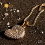 Nautilus Glow Necklace χρυσό ατσάλινο κολιέ με μενταγιόν ναυτίλο και λαμπερές πέτρες
