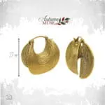 Ariadne Earrings, χρυσά ατσάλινα σκουλαρίκια 27 mm με ανάγλυφες γραμμές και καμπυλωτό σχέδιο.