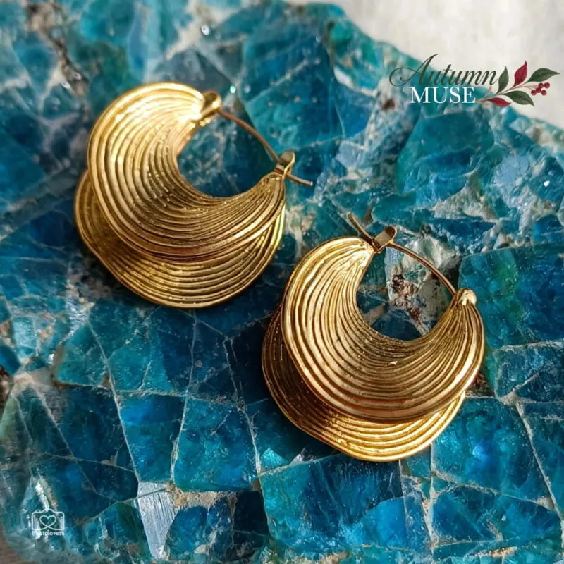 Ariadne Earrings, χρυσά ατσάλινα σκουλαρίκια 27 mm με ανάγλυφες γραμμές και καμπυλωτό σχέδιο.
