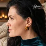 Ariadne Earrings, χρυσά ατσάλινα σκουλαρίκια 27 mm με ανάγλυφες γραμμές και καμπυλωτό σχέδιο.
