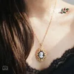 Χρυσό ατσάλινο κολιέ Midnight Cameo με μαύρο καμέο, φιλιγκρί πλαίσιο και στρας