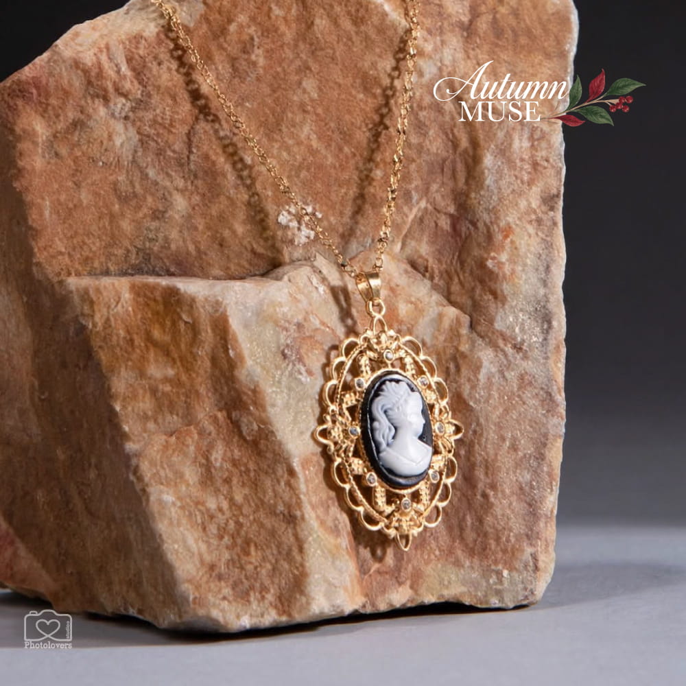 Midnight Cameo Necklace – Ατσάλινο Κολιέ με Καμέο Χρυσό ατσάλινο κολιέ Midnight Cameo με μαύρο καμέο, φιλιγκρί πλαίσιο και στρας