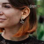 Ατσάλινα σκουλαρίκια καρφάκι σε σχήμα φιδιού με γυριστή ουρά, διάφανα στρας και πράσινα μάτια, 28 mm