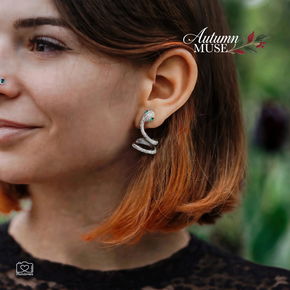 Emerald Serpent Earrings – Ατσάλινα Σκουλαρίκια Φίδι Ατσάλινα σκουλαρίκια καρφάκι σε σχήμα φιδιού με γυριστή ουρά, διάφανα στρας και πράσινα μάτια, 28 mm