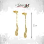 Χρυσόχρωμα ατσάλινα σκουλαρίκια Golden Flow με καρφάκι, λεπτή αλυσίδα και κρεμαστή κυματιστή μπάρα 64 mm, πάνω σε πέτρα.