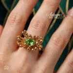 Χρυσό ατσάλινο δαχτυλίδι Verdant Bloom Ring με σχέδιο άνθους και οβάλ ανοιχτοπράσινη πέτρα