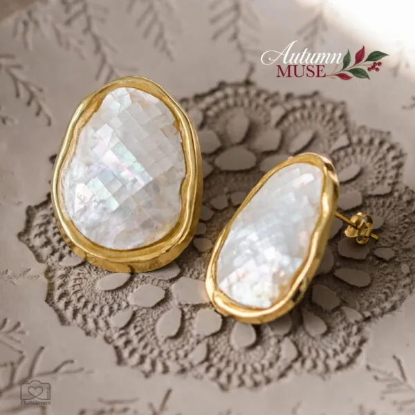 Pearl Glow Earrings χρυσά ατσάλινα σκουλαρίκια καρφάκι με ακρυλικό φίλντισι 30x22mm