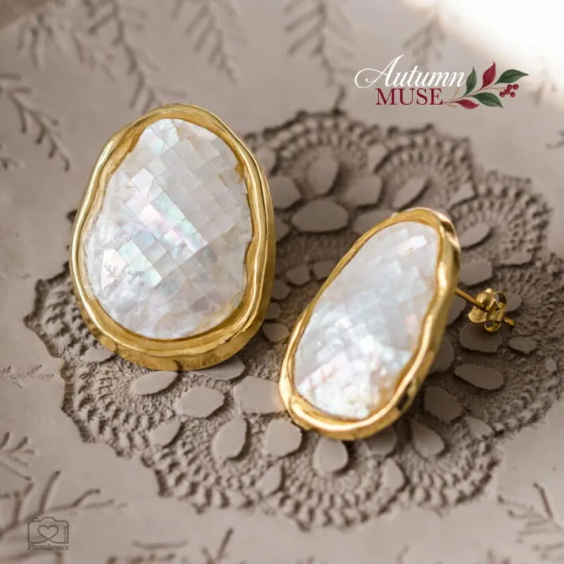 Pearl Glow Earrings χρυσά ατσάλινα σκουλαρίκια καρφάκι με ακρυλικό φίλντισι 30x22mm