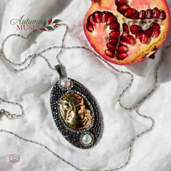 Vintage Embrace Necklace με χρυσό μενταγιόν καμέο, μαρκασίτη και μαργαριτάρι, σε λεπτή ατσάλινη αλυσίδα.