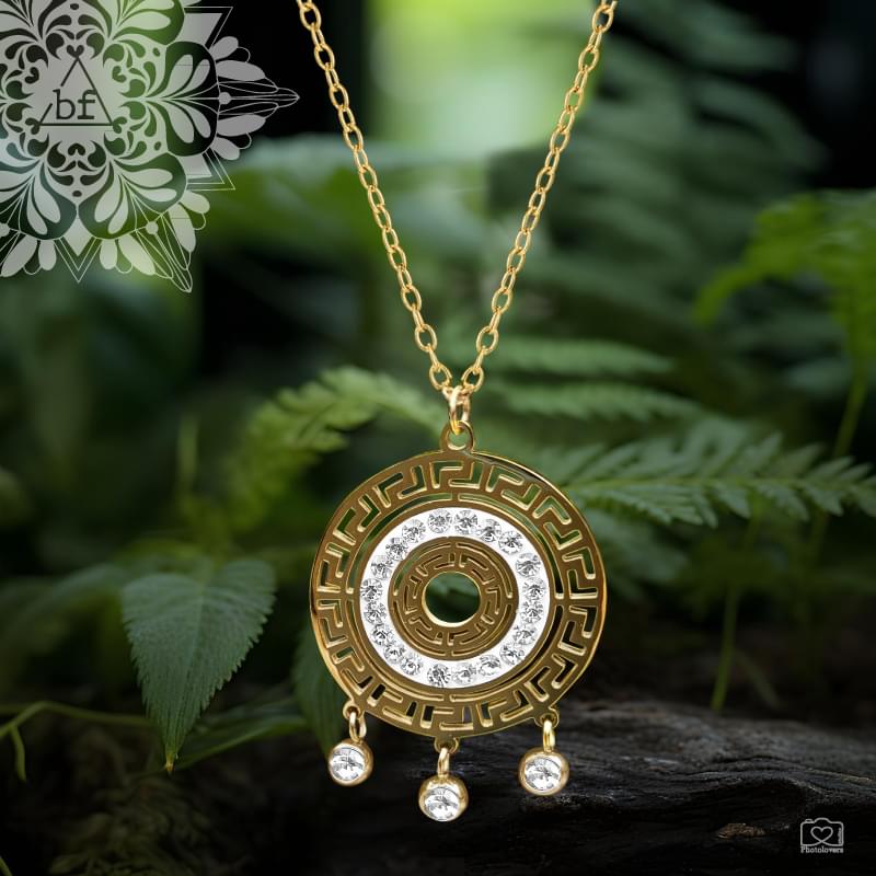 Το Shambhala Necklace είναι ένα εκλεπτυσμένο ατσάλινο κολιέ με διάτρητο δίσκο 25mm, όπου ο διαχρονικός ελληνικός μαίανδρος συναντά το σύμβολο της Σάμπαλα σε έναν αρμονικό διάλογο πολιτισμού και πνευματικότητας. Ο μαίανδρος, σύμβολο αιωνιότητας και ισορροπίας, πλαισιώνει τη Σάμπαλα — την πηγή εσωτερικής γαλήνης και προστασίας. Κατασκευασμένο από υψηλής ποιότητας ανοξείδωτο ατσάλι, το κόσμημα ξεχωρίζει για τη στιβαρότητα, τη λάμψη και τη διαχρονική του αισθητική. Ένα κόσμημα με βαθύ συμβολισμό και σύγχρονη πολυτέλεια, ιδανικό για όσους επιλέγουν κοσμήματα που δεν ακολουθούν απλώς τη μόδα, αλλά αφηγούνται μια ιστορία.