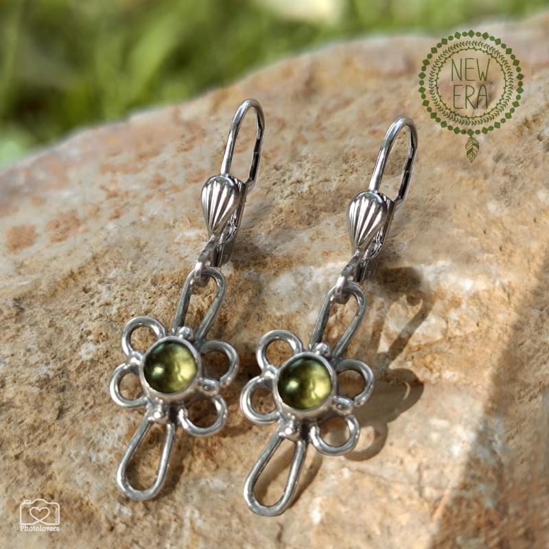 Τα Crystal Joy Earrings είναι ένα κομψό και διαχρονικό κόσμημα που αποπνέει θετική ενέργεια και φρεσκάδα. Κατασκευασμένα από ασήμι 925 υψηλής ποιότητας, διαθέτουν γαντζάκι για άνετη και ασφαλή εφαρμογή, ενώ το κρεμαστό τους σχέδιο σε σχήμα λουλουδιού χαρίζει μία ρομαντική και νεανική αισθητική. Στο κέντρο τους δεσπόζει η ημιπολύτιμη πέτρα Περίδοτος, γνωστή ως ο λίθος της ευημερίας και της τύχης. Με τη λαμπερή, πράσινη απόχρωσή της, συμβολίζει την ανανέωση, την πρόοδο και την αφθονία, προσφέροντας μία διακριτική αλλά ξεχωριστή πινελιά σε κάθε εμφάνιση. Ιδιαίτερα ανθεκτικά και καλοδουλεμένα, τα σκουλαρίκια Crystal Joy αποτελούν ιδανική επιλογή για καθημερινή χρήση αλλά και για ιδιαίτερες περιστάσεις. Ένα κόσμημα που συνδυάζει κομψότητα, ποιότητα και θετικό συμβολισμό – το τέλειο δώρο για εσάς ή για ένα αγαπημένο σας πρόσωπο. Υλικό: Ασήμι 925 Τύπος κουμπώματος: Γαντζάκι Σχέδιο: Κρεμαστό λουλούδι Πέτρα: Ημιπολύτιμη Περίδοτος Χρώμα πέτρας: Πράσινο