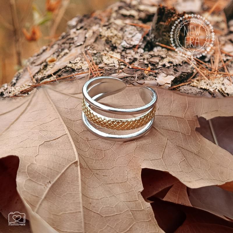 Αναβάθμισε το στυλ σου με το Stemma Ring, ένα δίχρωμο ατσάλινο δαχτυλίδι με μοντέρνο δίσειρο σχεδιασμό και κεντρική σαγρέ μπάρα. Κατασκευασμένο από ανοξείδωτο ατσάλι υψηλής αντοχής, δεν μαυρίζει και είναι ιδανικό για καθημερινή χρήση. Το ασημί και χρυσό φινίρισμα το καθιστούν εύκολο στον συνδυασμό και κατάλληλο για κάθε εμφάνιση. Ιδανική επιλογή για όσους αναζητούν ατσάλινο δαχτυλίδι, δίχρωμο κόσμημα, μοντέρνο unisex δαχτυλίδι ή ένα ανθεκτικό κόσμημα με minimal χαρακτήρα. Χαρακτηριστικά: • Υλικό: Ανοξείδωτο ατσάλι Χρώμα: Ασημί – Χρυσό Πλάτος: 11mm Σχέδιο: Δίσειρο με σαγρέ μπάρα Στυλ: Minimal / Modern
