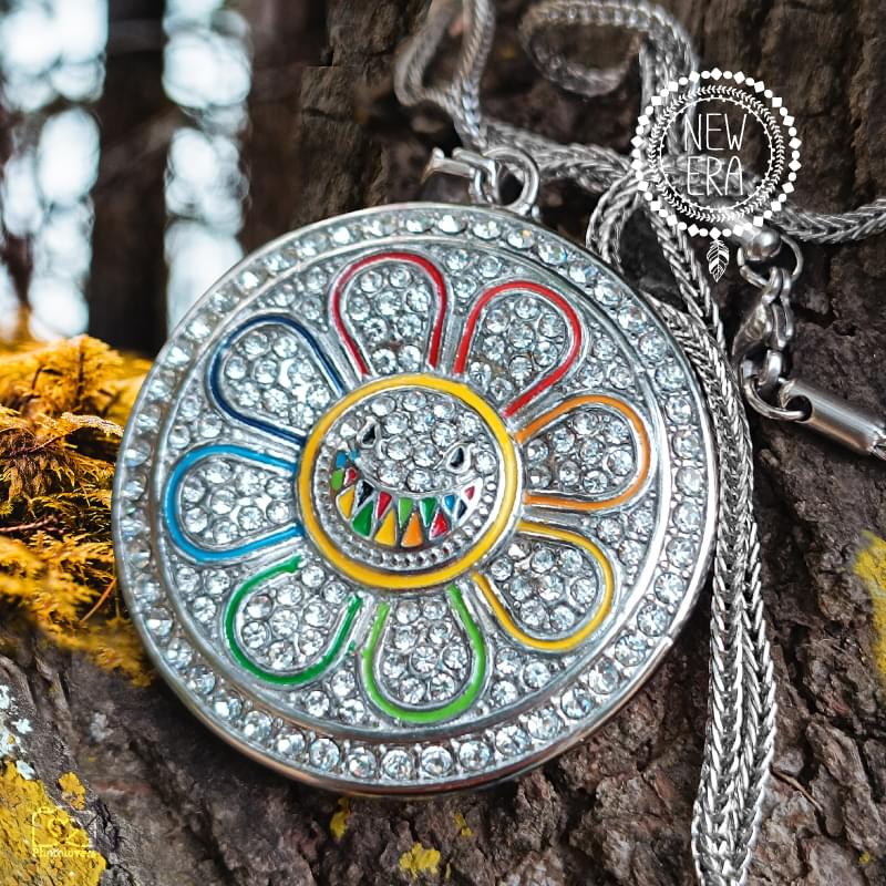 Φέρε χρώμα, φως και θετική ενέργεια σε κάθε σου εμφάνιση με το κολιέ Happy Vibes. Το χαρούμενο, πολύχρωμο λουλούδι με λαμπερά στρας στο κέντρο του συμβολίζει τη χαρά, την αισιοδοξία και τις καλές δονήσεις που σε ακολουθούν όλη μέρα. Κατασκευασμένο από ανοξείδωτο ατσάλι, προσφέρει ανθεκτικότητα και διαχρονική λάμψη, ενώ το σμάλτο σε έντονα χρώματα και τα στρας χαρίζουν ένα παιχνιδιάρικο αλλά κομψό αποτέλεσμα. Ένα κόσμημα που τραβά τα βλέμματα και ανεβάζει τη διάθεση, ιδανικό για καθημερινές αλλά και πιο ιδιαίτερες εμφανίσεις.