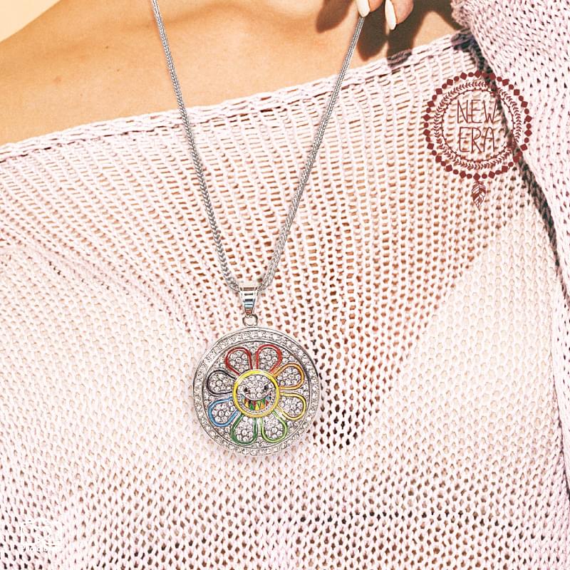 Φέρε χρώμα, φως και θετική ενέργεια σε κάθε σου εμφάνιση με το κολιέ Happy Vibes. Το χαρούμενο, πολύχρωμο λουλούδι με λαμπερά στρας στο κέντρο του συμβολίζει τη χαρά, την αισιοδοξία και τις καλές δονήσεις που σε ακολουθούν όλη μέρα. Κατασκευασμένο από ανοξείδωτο ατσάλι, προσφέρει ανθεκτικότητα και διαχρονική λάμψη, ενώ το σμάλτο σε έντονα χρώματα και τα στρας χαρίζουν ένα παιχνιδιάρικο αλλά κομψό αποτέλεσμα. Ένα κόσμημα που τραβά τα βλέμματα και ανεβάζει τη διάθεση, ιδανικό για καθημερινές αλλά και πιο ιδιαίτερες εμφανίσεις.