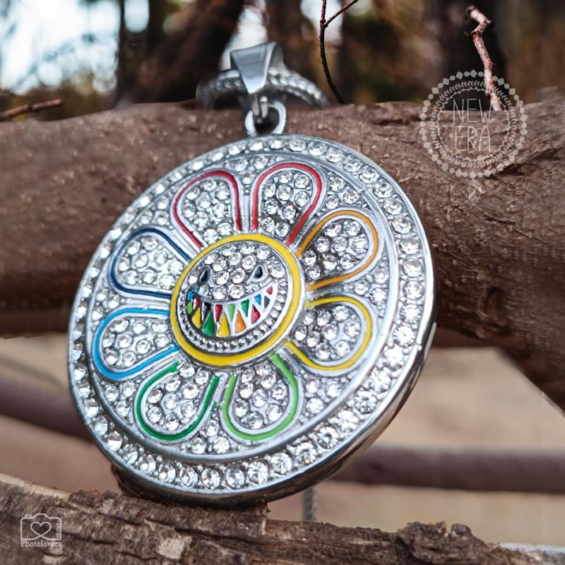 Φέρε χρώμα, φως και θετική ενέργεια σε κάθε σου εμφάνιση με το κολιέ Happy Vibes. Το χαρούμενο, πολύχρωμο λουλούδι με λαμπερά στρας στο κέντρο του συμβολίζει τη χαρά, την αισιοδοξία και τις καλές δονήσεις που σε ακολουθούν όλη μέρα. Κατασκευασμένο από ανοξείδωτο ατσάλι, προσφέρει ανθεκτικότητα και διαχρονική λάμψη, ενώ το σμάλτο σε έντονα χρώματα και τα στρας χαρίζουν ένα παιχνιδιάρικο αλλά κομψό αποτέλεσμα. Ένα κόσμημα που τραβά τα βλέμματα και ανεβάζει τη διάθεση, ιδανικό για καθημερινές αλλά και πιο ιδιαίτερες εμφανίσεις.