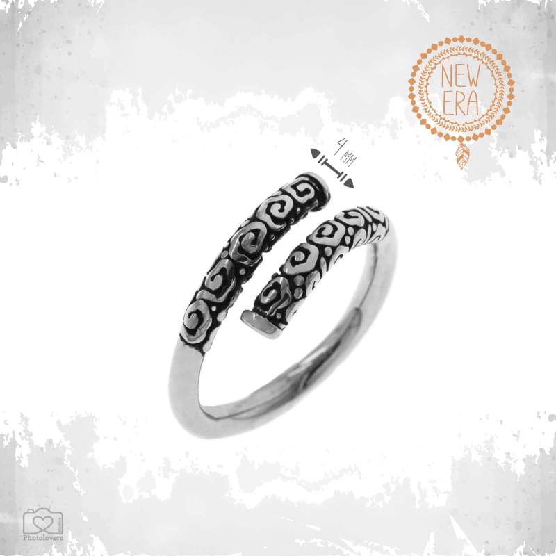 Twister Ring Από ανθεκτικό ατσάλι το ανδρικό δαχτυλίδι Twister συνδυάζεται καθημερινά με Rock ή Casual εμφάνιση.