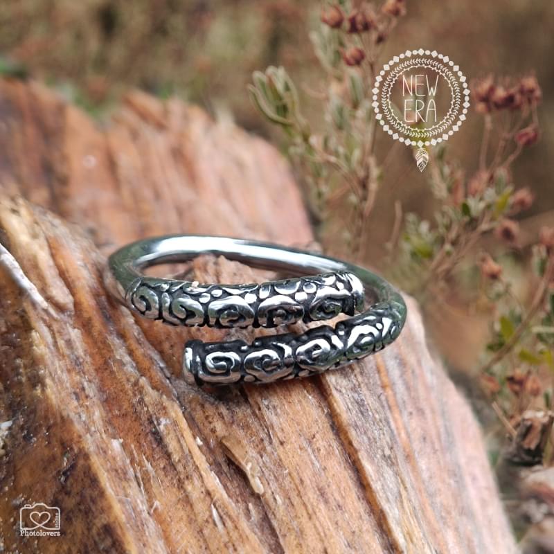 Twister Ring Από ανθεκτικό ατσάλι το ανδρικό δαχτυλίδι Twister συνδυάζεται καθημερινά με Rock ή Casual εμφάνιση.