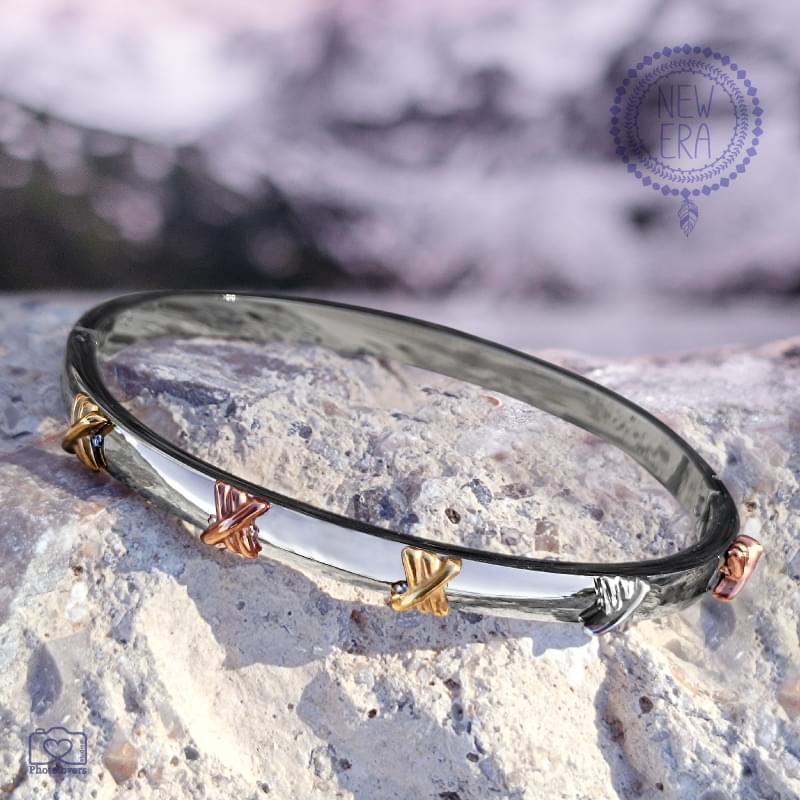 Trinity X Bracelet Προσθέστε το σε οποιοδήποτε ντύσιμο, συνδυάστε το με χρυσό, ασήμι, ροζ χρυσό, καθημερινό και πιο ιδιαίτερο. Το βραχιόλι Trinity X είναι πασπαρτού σε όλες σας τις εμφανίσεις!