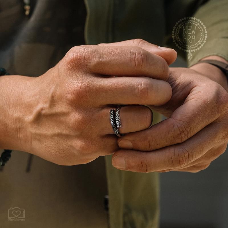 Twister Ring Από ανθεκτικό ατσάλι το ανδρικό δαχτυλίδι Twister συνδυάζεται καθημερινά με Rock ή Casual εμφάνιση.