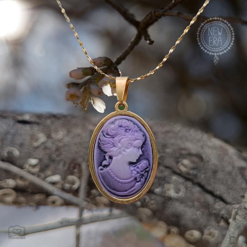 Αν σου αρέσει το vintage στυλ, το κολιέ Cameo Queen Violet θα είναι μία εξαίσια προσθήκη στην εμφάνισή σου. Συνδυάζεται εύκολα, ένα μοναδικό κομμάτι, μία τέλεια επιλογή για τις χειμωνιάτικες μέρες.BF05.00020