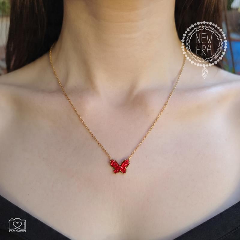 Το κολιέ Red Nectar με την κόκκινη πεταλούδα δίνει μία ζωηρή πινελιά στο στυλ σου. Τέλειο δώρο και σε μικρότερες ηλικίες. Μία μικρή χειρονομία γεμάτη αγάπη! BF05.00032